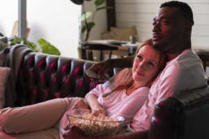 casal vendo teste iptv grátis